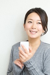 スマートフォンを持つ女性