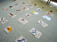 床の上にアルファベットカード